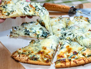 Зелёная пицца с курицей